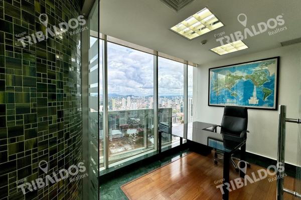 Alquiler de amplia oficina en el edificio f & f tower, amoblada