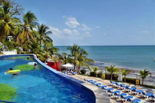 Apartamento con vista al mar y montañas