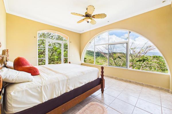Casa con vistas a la montaña y al océano en venta en sora