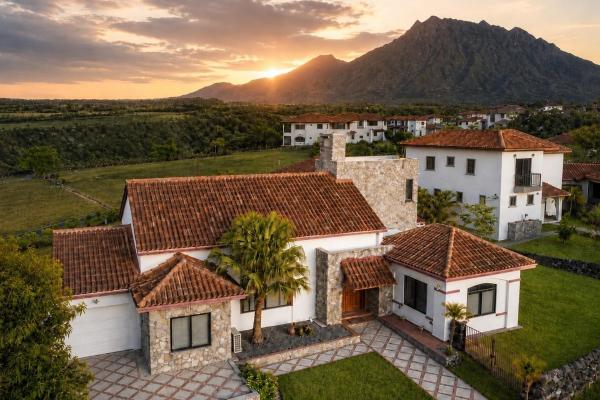 Distinctive home in los molinos | boquete, panama