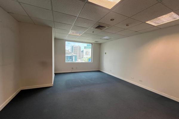 Commercial office for sale at the wtc in marbella.