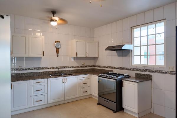 Alquiler de casa unifamiliar en esquina – costa sur, villa valencia