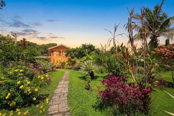 Propiedad con casa principal, 6 estudios y piscina