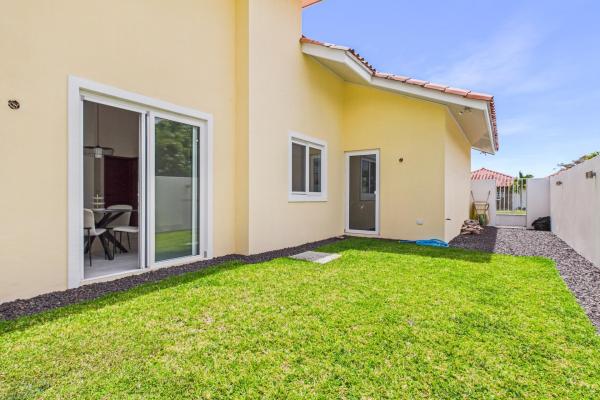 Hermosa casa moderna de 2 dormitorios con piscina