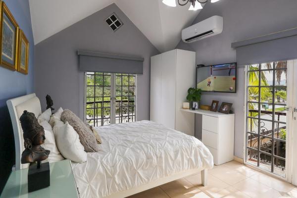 Venta de casa de 2 niveles en altos de panamá