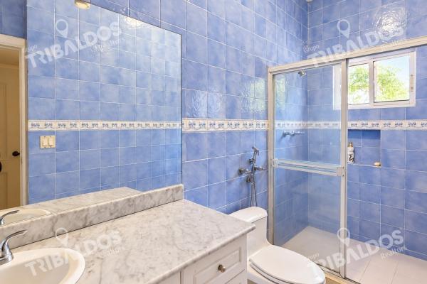 Sale of 2 houses in 1 in costa del este