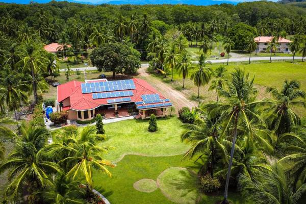 Casa junto a la playa con paneles solares en las lajas