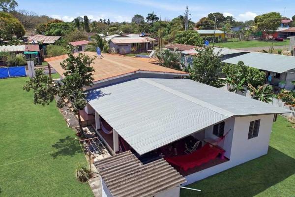 Casa en pedasí con área independiente para huéspedes