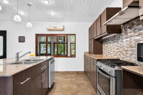 Amplia casa con piscina y apartamento para invitados