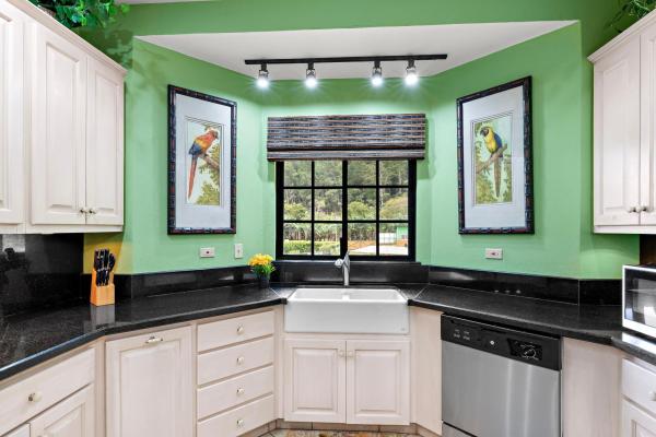 Rare 3-bedroom corner condo in valle escondido