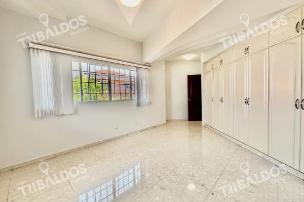 Venta de amplia casa en altos de panama con piscina propia por debajo de avaluo