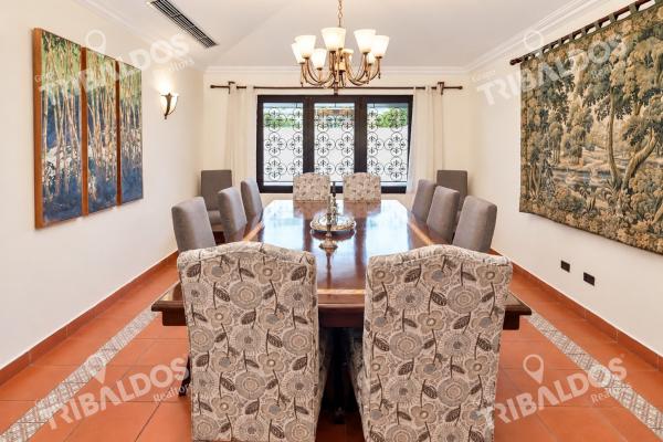 Venta de casa de 2 niveles en altos del golf