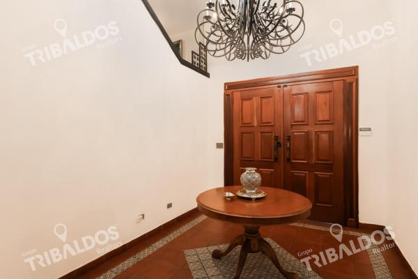 Venta de casa de 2 niveles en altos del golf
