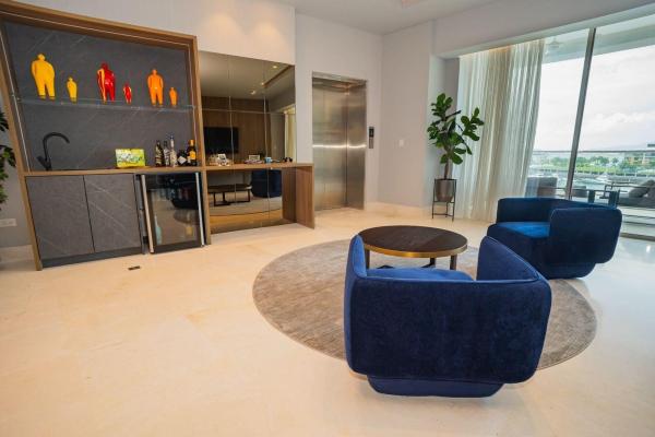 Se vende exclusivo apartamento de 3 habitaciones frente a la isla.
