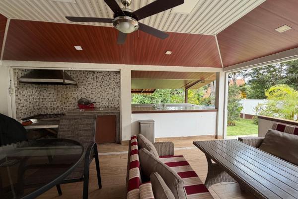 Se vende casa en altos de cerro azul