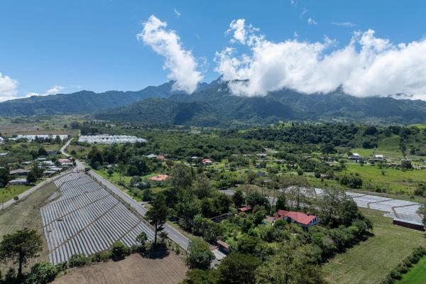 Highland home with 2 hectares in volcan