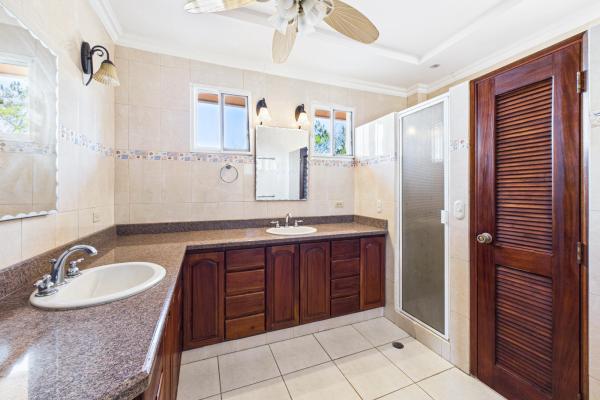 Casa con vistas a la montaña y al océano en venta en sora