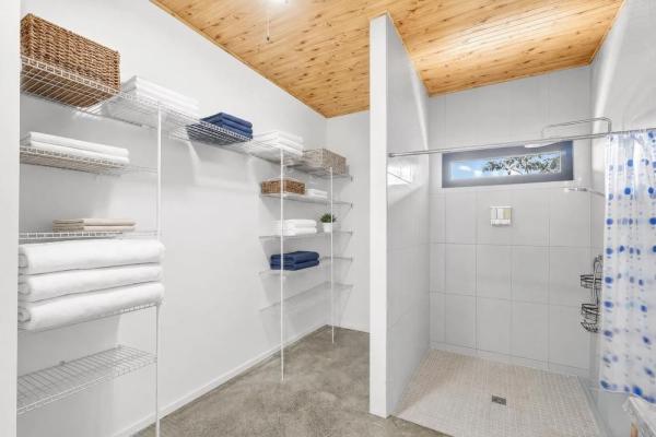 Turnkey ocean-view luxury villa in sea view hills