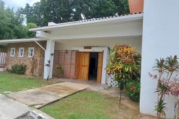 4 bedroom house with private pool and jacuzzi