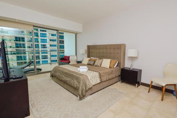 Apartamento remodelado de 2 habitaciones más estudio en planta alta