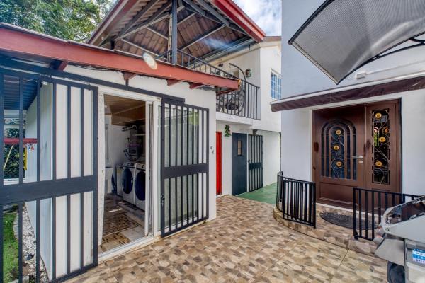 Casa de 3 habitaciones bellamente mantenida con área de invitados
