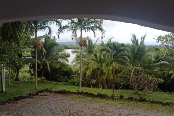 Península with house and ocean access