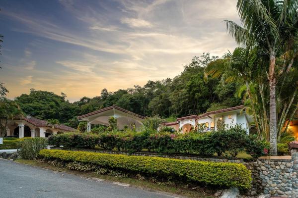 Casa de lujo con jardines en valle escondido boquete