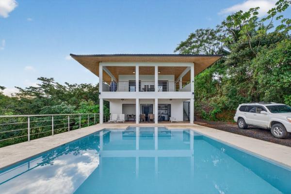 Turnkey ocean-view luxury villa in sea view hills
