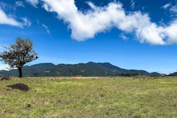 High-end off-grid home with volcán barú views