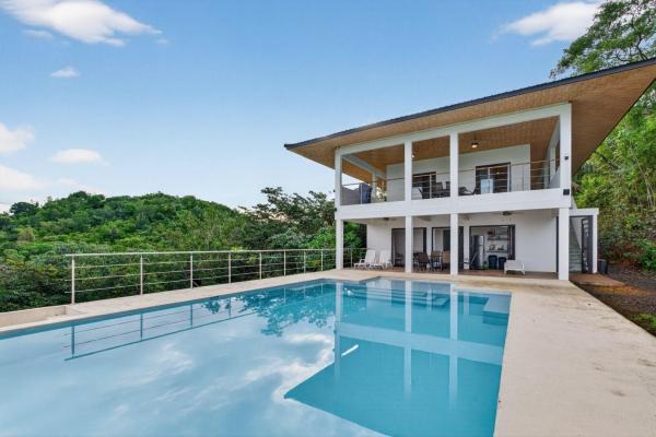 Turnkey ocean-view luxury villa in sea view hills