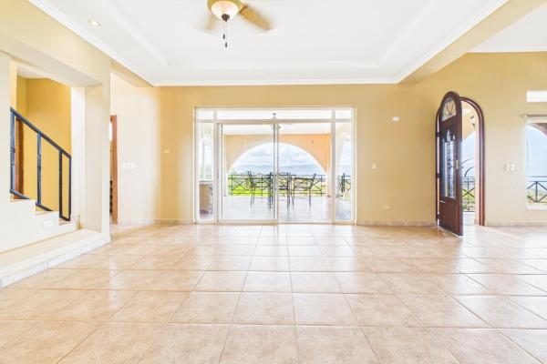 Casa con vistas a la montaña y al océano en venta en sora