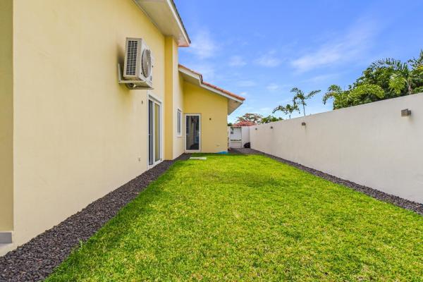 Hermosa casa moderna de 2 dormitorios con piscina