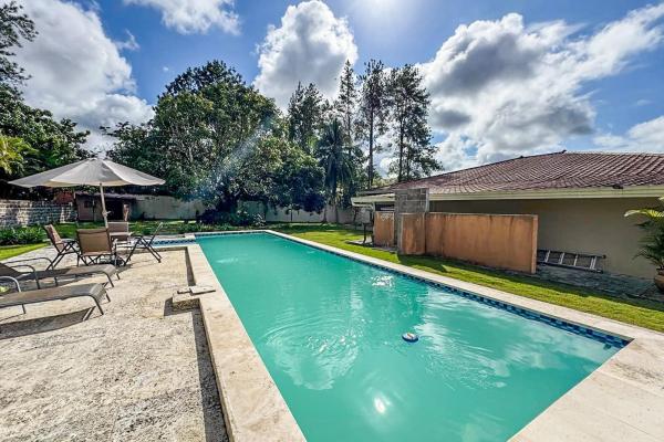 Casa con piscina en lote de 2.239 m²