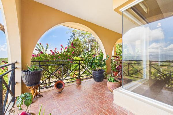 Casa con vistas a la montaña y al océano en venta en sora