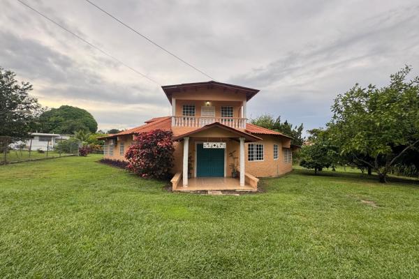 Villa de 5 habitaciones y piscina en las lajas de chame