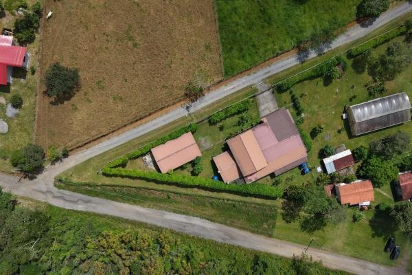 Casa familiar con jardines y taller en un terreno de 3486 m² en potrerillos