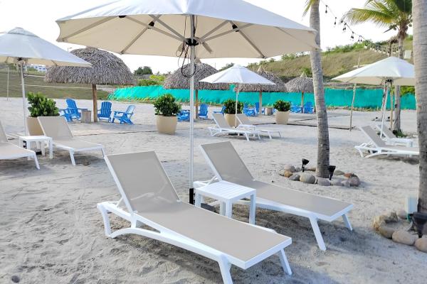 Apartamento amoblado con vista al mar y club de playa en san carlos