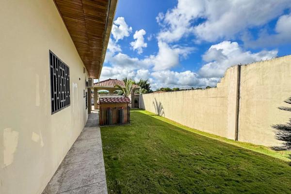 Casa con piscina en lote de 2.239 m²