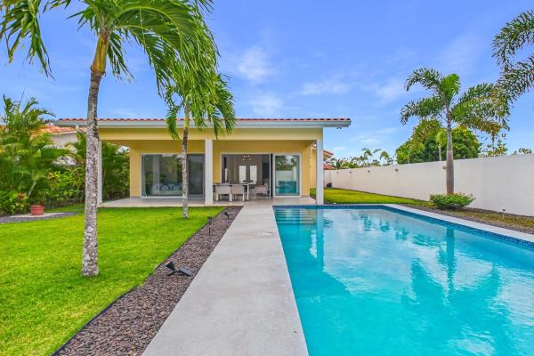 Beautiful modern 2 bdrm home with pool