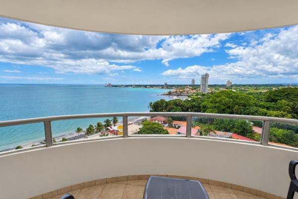Apartamento frente al mar en venta en playa serena – nueva gorgona
