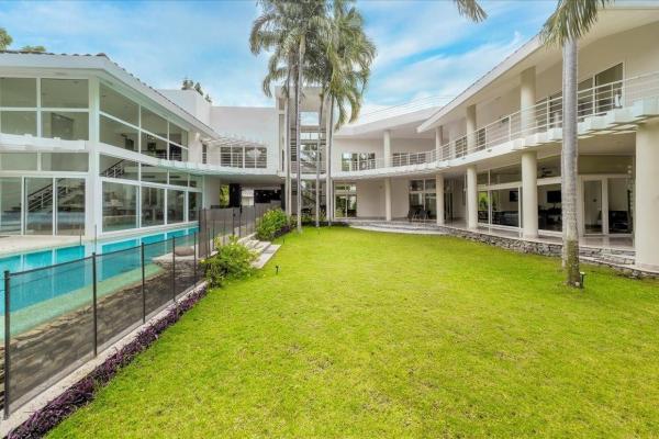 Villa moderna de lujo, ¡una joya de playa llega al mercado!