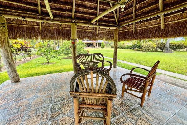Casa junto a la playa con paneles solares en las lajas