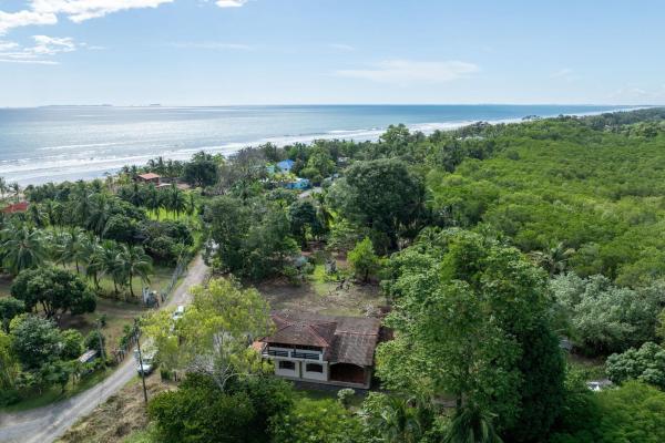 Home with 3 apartments, lagoon access