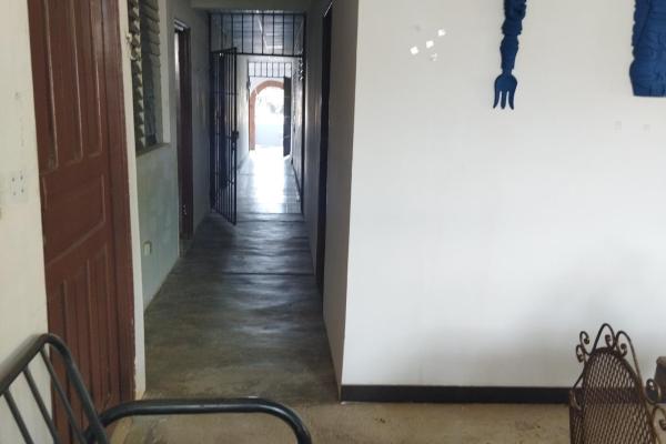 Se vende propiedad de 8 habitaciones con zonificación comercial.