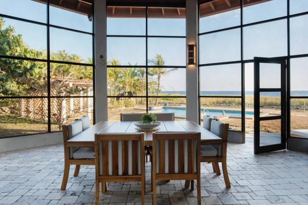 Beachfront mansion with pool in la barqueta