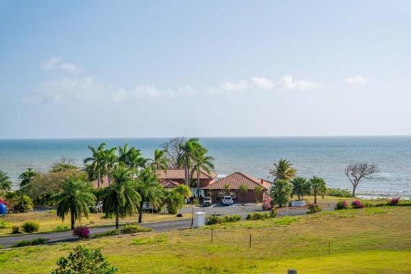 Casa moderna con vista al mar en andromeda estates pedasi