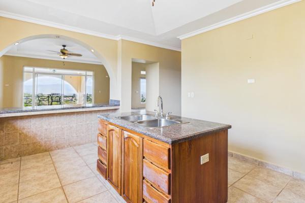 Casa con vistas a la montaña y al océano en venta en sora