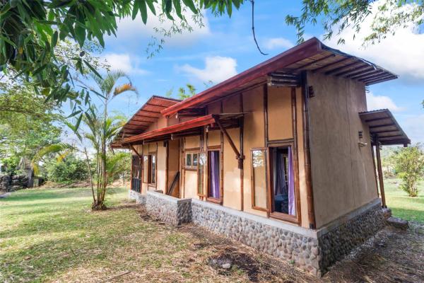 Eco-friendly 2 bed 2 bath bamboo home in boquete