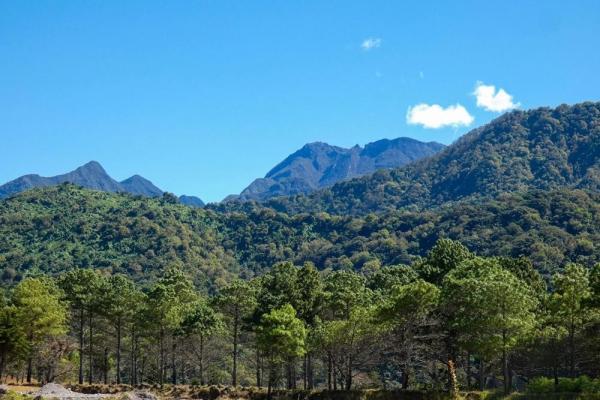 High-end off-grid home with volcán barú views