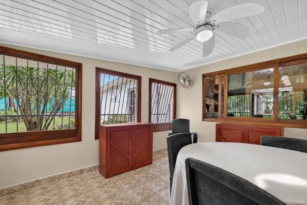 Amplia casa con piscina y apartamento para invitados